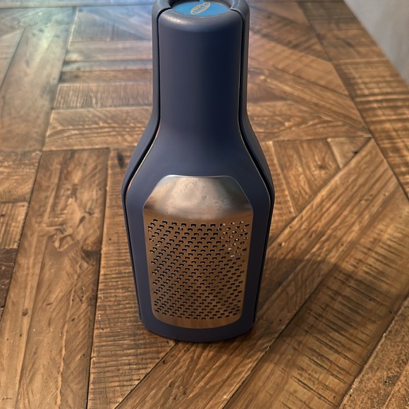 Chef'n Tower Grater - Picture 7 of 11